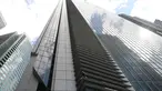 Pendaki Prancis, Alain Robert beraksi memanjat Menara Internasional GT berlantai 47 di Makati City, Manila, Filipina (29/1). Alain yang dikenal sebagai "The French Spiderman" kembali memanjat gedung pencakar langit di Filipina. (AFP Photo/Ted Aljibe)