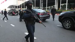 Tentara bersiap melumpuhkan teroris pada simulasi anti-terorisme di provinsi Nonthaburi, Thailand, Selasa (29/10/2019). Simulasi tersebut latihan untuk antisipasi ancaman teorirsme menjelang Konferensi Tingkat Tinggi (KTT) ke-35 ASEAN akan digelar di Thailand pada 2-4 November. (AP/Sakchai Lalit)