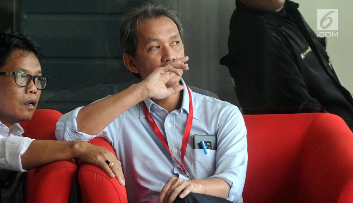 Kepala BPPSPAM, Bambang Sudiatmo menunggu di lobi Gedung KPK, Jakarta, Senin (25/2). Bambang diperiksa terkait kasus suap sejumlah proyek pembangunan SPAM TA 2017-2018 di Kementerian PUPR. (Merdeka.com/Dwi Narwoko)