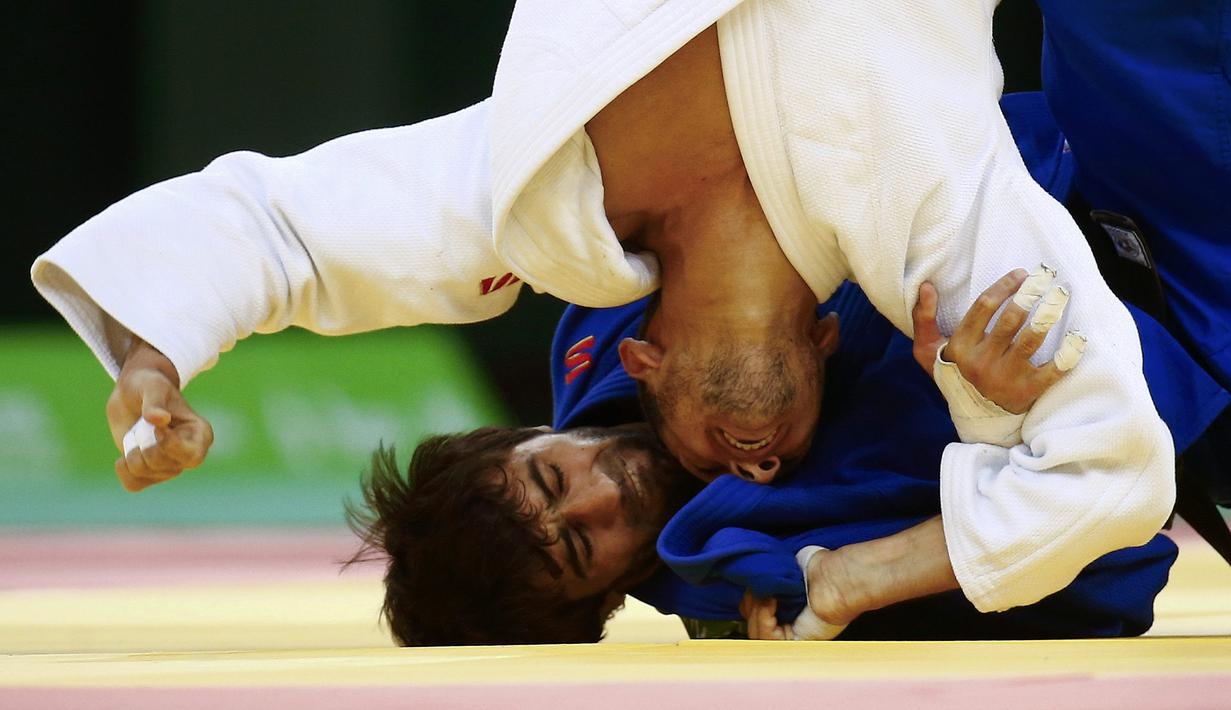 Pejudo Rusia, Beslan Mudranov (kiri) bertanding melawan pejudo Azerbaijan, Orkhan Safarov, dalam final kelas 60kg putra Pesta Olah Raga Eropa 2015 di Baku, Azerbaijan.(REUTERS/Kai Pfaffenbach)