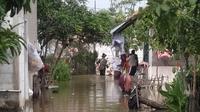 Akibat luapan Sungai Cisadane, Kampung Cirumpak dan Kampung Beting di Desa Tanjung Burung, Kecamatan Teluknaga, Kabupaten Tangerang, terendam banjir hingga ketinggian 70 cm. (Foto: Liputan6/Pramita Tristiawati)