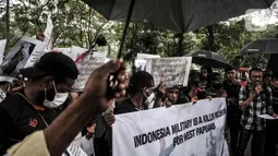 Aktivis yang tergabung dalam Komite Aksi Solidaritas untuk Munir (KASUM) mengenakan topeng berwajah Munir Said Thalib saat memperingati 18 tahun kasus kematian Munir di depan Kantor Komnas HAM, Jakarta, Rabu (7/9/2022). (merdeka.com/Iqbal S. Nugroho)