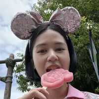 Masih di Disneyland, Laura Basuki tampil tanpa makeup sambil menggigit ice cream. Tampil dengan bondu Minnie Mouse pinknya. (@laurabas)