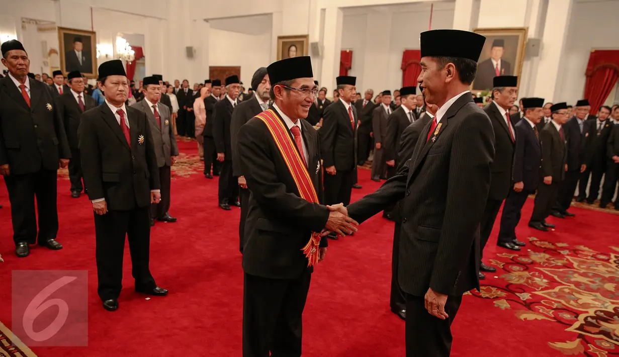 Presiden Jokowi (kanan) memberikan tanda kehormatan Bintang Mahaputera Adipradana kepada Mantan Ketua MK Hamdan Zoelva di Istana Negara, Jakarta, Kamis (13/8).  (Liputan6.com/Faizal Fanani)
