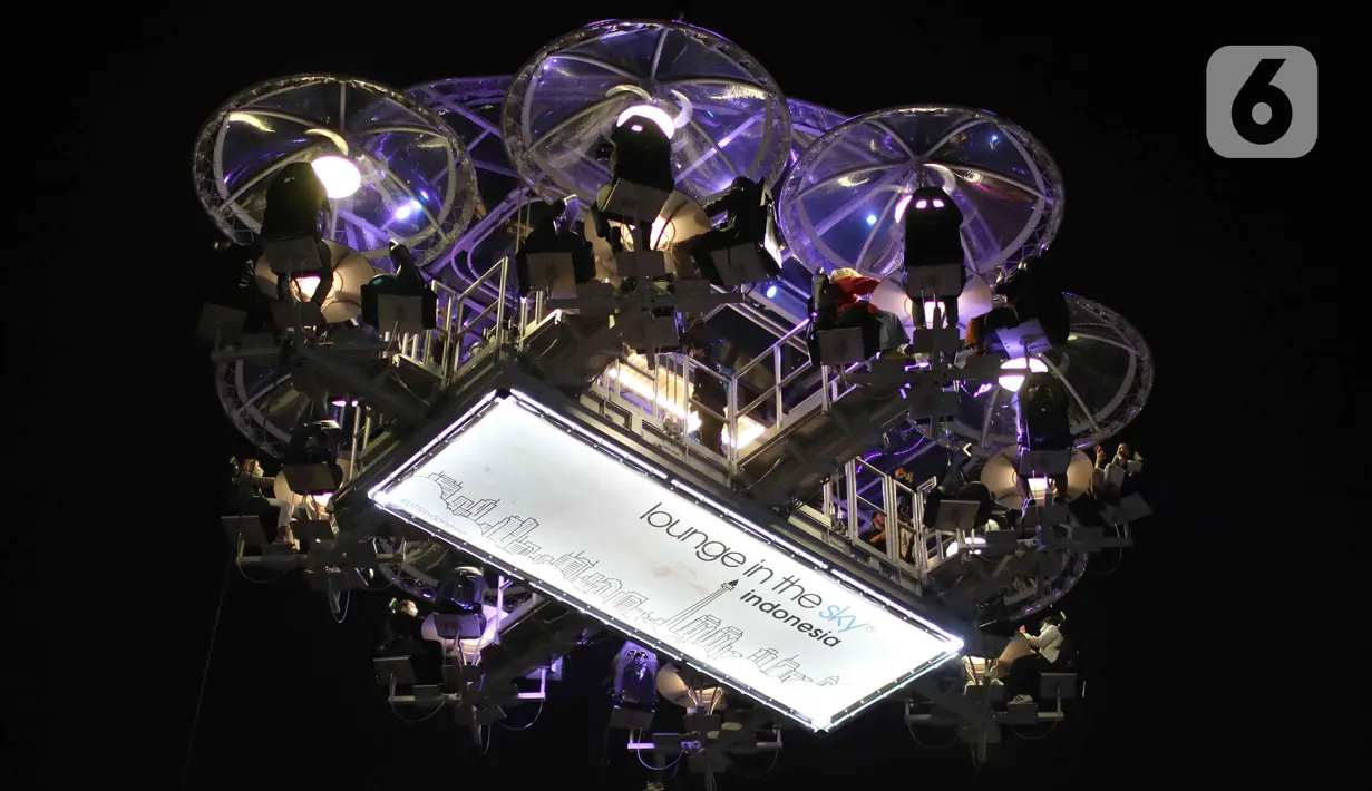 Suasana Lounge in the sky di Jakarta, Selasa (29/3/2022). Lounge in the sky merupakan restoran dengan menyajikan sensasi menyantap hidangan dari atas ketinggian dengan pemandangan cakrawala 360 derajat Jakarta. (Liputan6.com/Herman Zakharia)