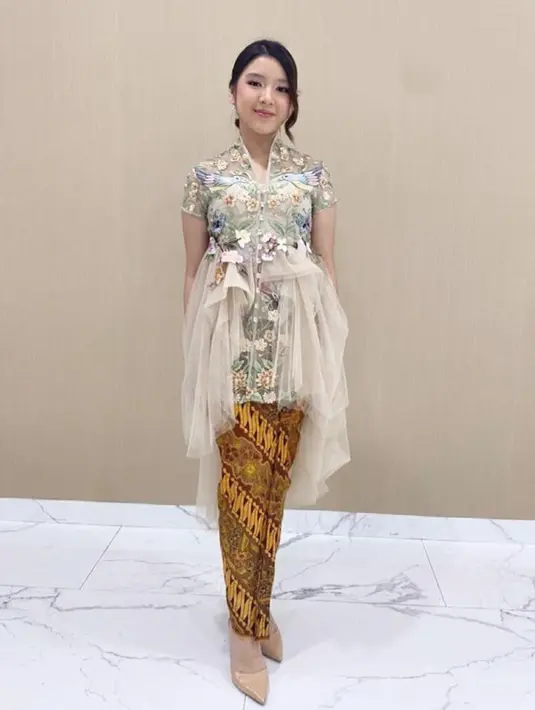 Kebaya dengan aksen bunga dan kain tulle seperti yang dikenakan Tiara Andini bikin tampilan manis. [@suryaabduh].