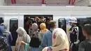 Para penumpang bersiap menaiki kereta di Stasiun LRT Palembang, Sumatra Selatan, Minggu (5/7/2018). LRT ini akan menjadi salah satu solusi transportasi saat Asian Games mendatang. (Bola.com/Reza Bachtiar)