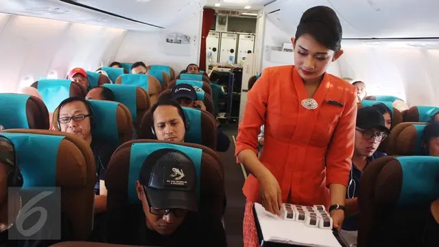 Pramugari Garuda Indonesia Bagikan Cokelat di Hari Kartini- Angga Yuniar-20170421