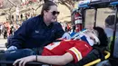 Seorang warga yang terluka akibat tragedi penembakan di parade kemenangan Kansas City Chiefs setelah memenangkan Super Bowl LVIII sedang dirawat di Kansas City, Missouri, Amerika Serikat, Rabu (14/02/2024) waktu setempat. Sebanyak 21 orang terluka dan satu orang meninggal dunia akibat teror tersebut. (AFP/Andrew Caballero-Reynolds)