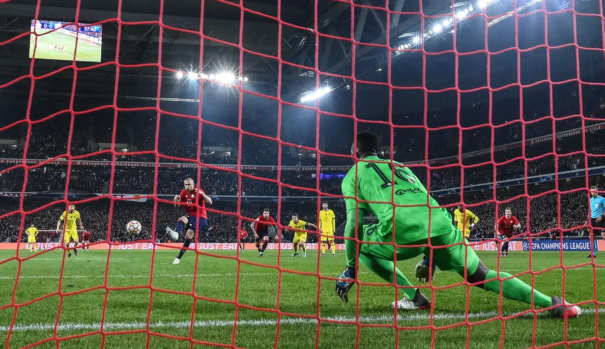 Terjadi insiden di kotak penalti Chelsea pada menit ke-36. Jorginho terbukti melakukan handball saat menghentikan bola dari dari Xeka. Burak Yilmaz yang ditunjuk sebagai algojo penalti sukses membawa Lille unggul satu gol. (AFP/Franck Fife)