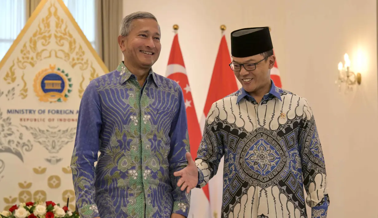 Dalam pertemuan itu, kedua negara membahas isu strategis mulai dari situasi global, kerja sama ekonomi dan investasi, hingga penguatan ketahanan kawasan di tengah ketidakpastian geopolitik. Tampak dalam foto, Menteri Luar Negeri Indonesia Sugiono (kanan) menyambut Menteri Luar Negeri Singapura Vivian Balakrishnan saat pertemuan mereka di Gedung Kementerian Luar Negeri, Jakarta pada Selasa 12 Mei 2026. (BAY ISMOYO/AFP)