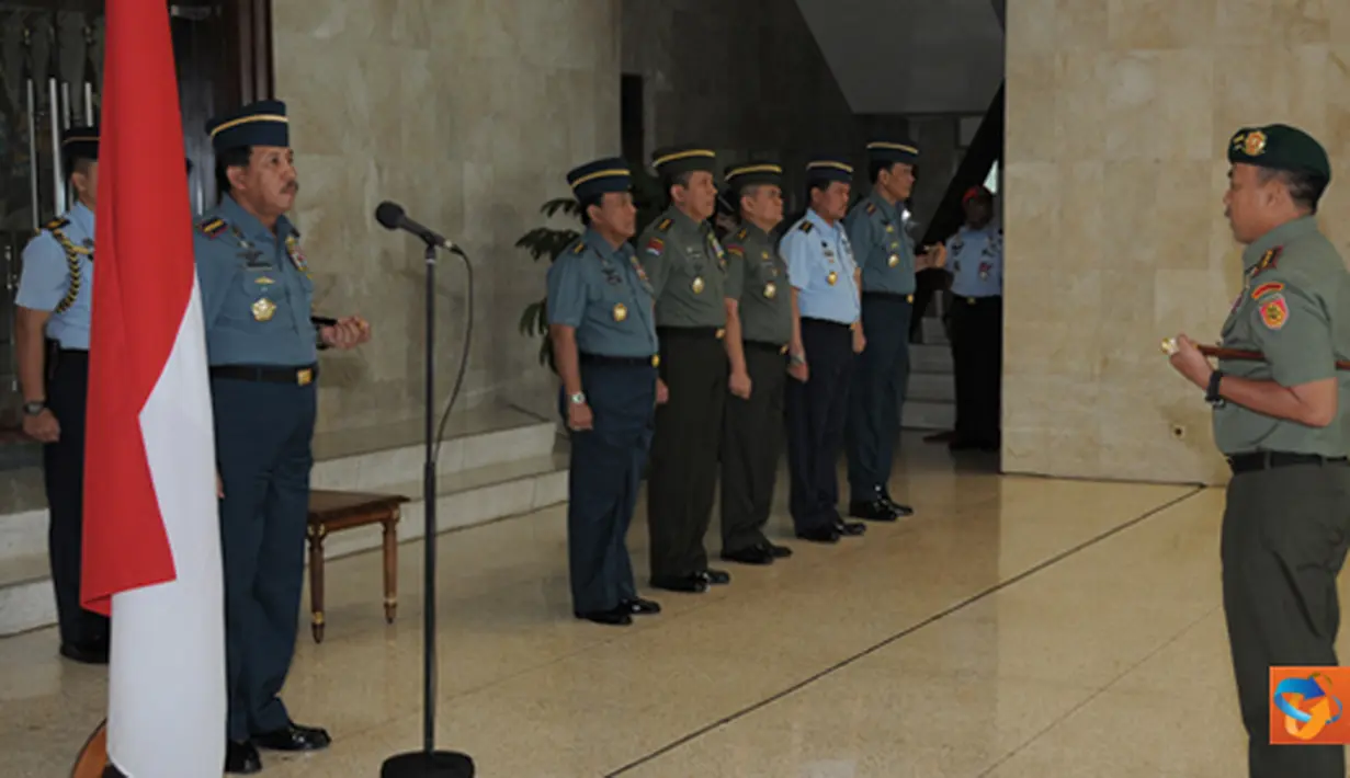 Citizen6, Cilangkap: Panglima TNI Laksamana TNI Agus Suhartono, menerima  Laporan Korps Kenaikan Pangkat 12 Perwira Tinggi (Pati) TNI di Ruang Hening Mabes TNI Cilangkap Jakarta, Senin (4/6). (Pengirim: Badarudin Bakri)