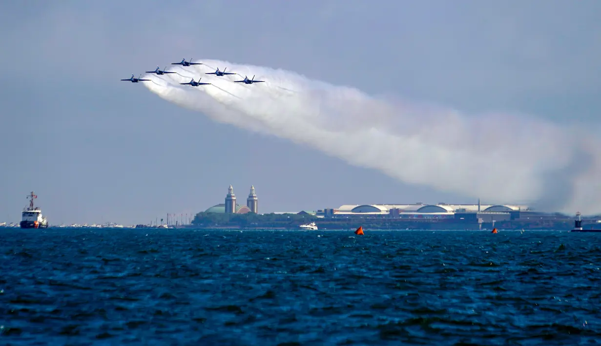 US Navy Blue Angels tampil pada Chicago Air and Water Show di atas Danau Michigan, Chicago, Amerika Serikat, 21 Agustus 2022. Chicago Air and Water Show adalah pertunjukan udara tahunan yang diadakan di tepi Danau Michigan. (AP Photo/Kiichiro Sato)