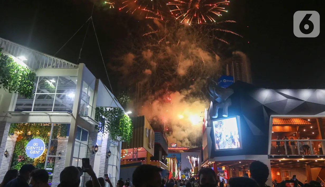 Pengunjung menyaksikan pesta kembang api saat pembukaan Jakarta Fair 2022 atau Pekan Raya Jakarta 2022 di Jakarta International Expo (JIExpo), Kemayoran, Jakarta, Kamis (9/6/2022). Jakarta Fair 2022 memamerkan berbagai produk unggulan serta hiburan konser musik. (Liputan6.com/Herman Zakharia)