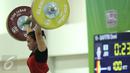 Lifter Jabar, Dewi Safitri saat mengangkat beban di kelas 53 kg PON XIX Jabar di Gelora Sabilulungan, Kab Bandung, Selasa (20/9). Dewi Safitri meraih perak dengan total angkatan 184 Kg. (Liputan6.com/Helmi Fithriansyah)