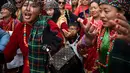 Sejumlah wanita anggota komunitas adat Gurung menari mengenakan pakaian tradisional saat mengikuti upacara perayaan Tahun Baru 'Tamu Lhosar' di Kathmandu, Nepal (30/12/2022). Acara itu digelar untuk menyambut pergantian tahun. (AFP/Prakash Mathema)