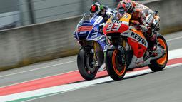 Marc Marquez (Honda MotoGP-kanan) berusaha merebut posisi terdepan dari kompetitornya, Jorge Lorenzo,(Movistar Yamaha MotoGP) saat berlomba di Sirkuit Mugello, Italia, (1/6/2014). (AFP PHOTO/Andreas Solaro)