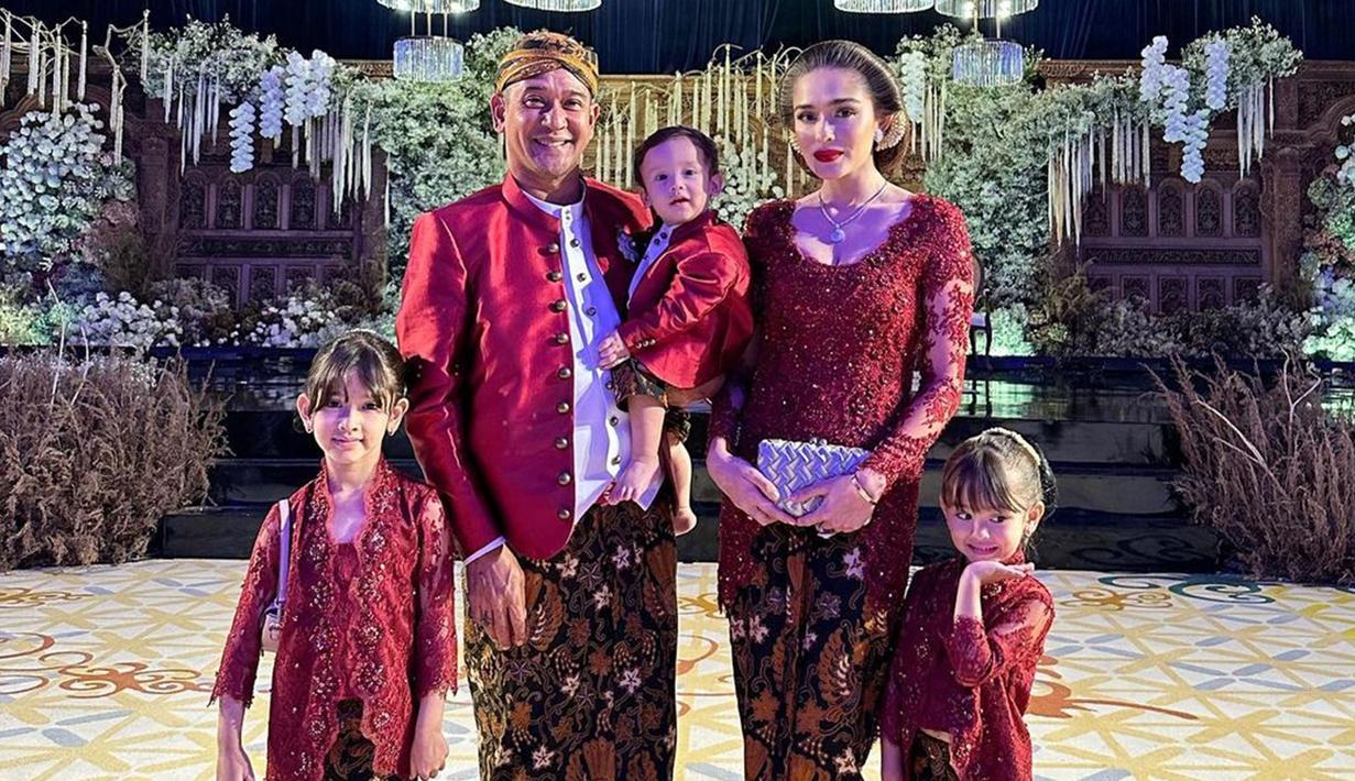 Penampilan keluarga kecil Yasmine Wildblood dengan busana khas Jawa ini tak lepas dari sorotan netizen. Suami serta putra Yasmine tampak memesona dalam balutan busana adat Jawa berwarna merah lengkap dengan blangkon. (Liputan6.com/IG/@yaswildblood)