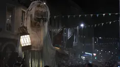 Sebuah boneka nenek sihir raksasa saat menghadiri Parade Halloween di Irlandia (30/10). Parade yang juga dikenal dengan Savage Grace Galway ini menghadirkan nenek sihir, serigala, dan burung hantu. (REUTERS/Clodagh Kilcoyne)