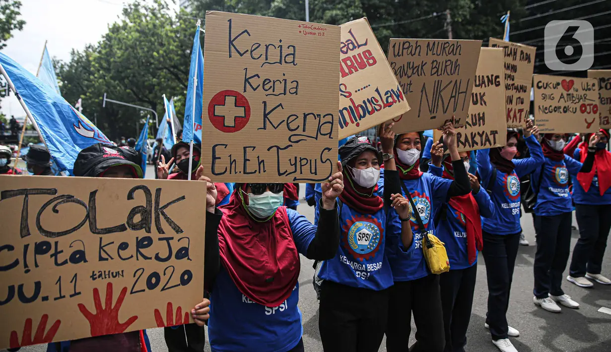 Massa buruh gabungan saat menggelar aksi di kawasan Patung Arjuna Wijaya, Jakarta, Kamis (25/11/2021). Dalam aksinya, ratusan buruh tersebut menuntut pembatalan Omnibus Law Undang-Undang Cipta Kerja dan kenaikan upah 2022. (Liputan6.com/Faizal Fanani)