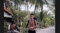Jelang MotoGP Mandalika 2024, Fabio Quartararo Jogging Telanjang Dada di Kawasan Perkampungan