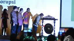 Wapres Jusuf Kalla memukul gong sebagai tanda dibukanya acara Konferensi Nasional Pemberantasan Korupsi (KNPK) 2014, Jakarta, Selasa (2/12/2014). (Liputan6.com/Miftahul Hayat) 