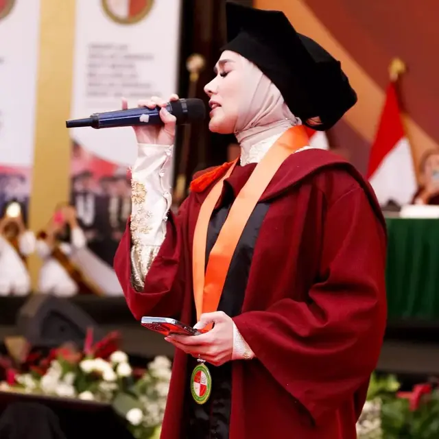 Wisuda Mulan Jameela
