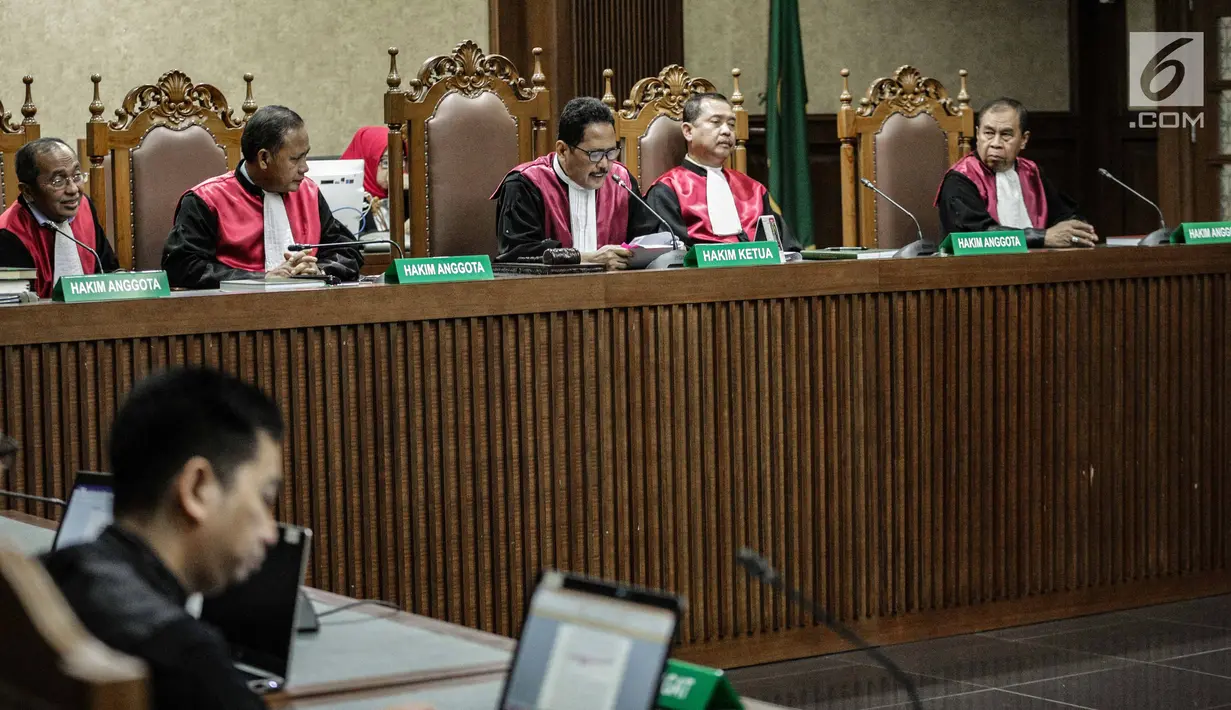 Ketua Majelis Hakim Yanto membaca amar putusan terhadap Eni Maulani Saragih dalam sidang di Pengadilan Tipikor, Jakarta, Jumat (1/3). Eni Saragih dihukum 6 tahun penjara dalam kasus suap PLTU Riau-1. (Liputan6.com/Faizal Fanani)