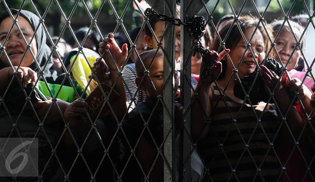 Puluhan warga antusias menunggu saat kegiatan Pasar Murah dari  Hati Suci, Jakarta, Minggu (12/6/2016). Pasar Murah yang diselenggarakan oleh Hati Suci tersebut bertujuan sebagai wadah untuk saling berbagi kepada sesama. (Liputan6.com/Faizal Fanani)