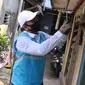 Petugas PLN melakukan pencatatan meteran listrik di rumah warga kawasan Kebayoran Baru, Jakarta, Selasa (30/6/2020). PLN memastikan seluruh petugas dikerahkan mencatat ke rumah pelanggan pascabayar untuk digunakan sebagai dasar perhitungan tagihan listrik bulan Juli 2020. (Liputan6.com/Angga Yuniar)