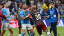 Keributan pemain Manchester City, Kyle Walker (tengah kiri) dan pemain Fluminense, Felipe Melo setelah laga final Piala Dunia Antarklub 2023 di King Abdullah Sports City, Jeddah, Arab Saudi, Sabtu (23/12/2023) dini hari WIB. (AFP/Giuseppe Cacace)