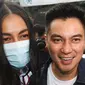 Pasangan selebritis Baim Wong dan Paula Verhoeven saat tiba di Polres Jakarta Selatan, Jumat (7/10/2022). Baim Wong dan Paula Verhoeven  hadiri pemeriksaan sebagai saksi terlapor konten prank KDRT. (Liputan6.com/Herman Zakharia)