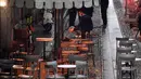 Restoran ditutup sebelum memasuki jam malam di tengah lonjakan infeksi coronavirus baru di Milan, Italia (22/10/2020). Jam malam diberlakukan terhadap lebih dari 21,7 juta warga Italia, yang mencakup sepertiga dari populasi negara itu, di tengah lonjakan infeksi COVID-19. (Xinhua/Daniele Mascolo)