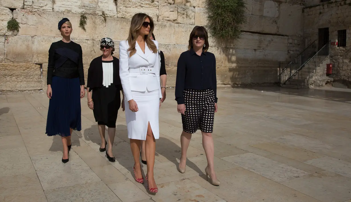 Ibu Negara AS, Melania Trump dan Ivanka Trump saat mengunjungi Tembok Ratapan, tempat suci milik kaum Yahudi, di Yerusalem (22/5). (Heidi Levine, pool via AP)