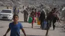 Dua tahun setelah perang yang menghancurkan, Jalur Gaza kini menghadapi tantangan kemanusiaan yang amat besar, salah satunya krisis air bersih. (AP Photo/Jehad Alshrafi)