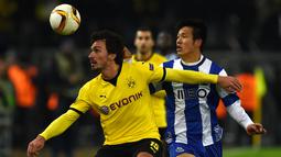 Pemain Borussia Dortmund, Mats Hummels, berebut bola dengan pemain Porto, Hyun Jun Suk, dalam laga leg pertama 32 besar Liga Europa di Stadion Signal Iduna Park, Dortmund, Jumat (19/2/2016) dini hari WIB, (AFP/Patrik Stollarz)
