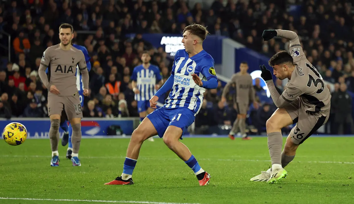 Pedro kemudian mencetak gol kedua untuk timnya lewat titik putih. (AP Photo/Ian Walton)