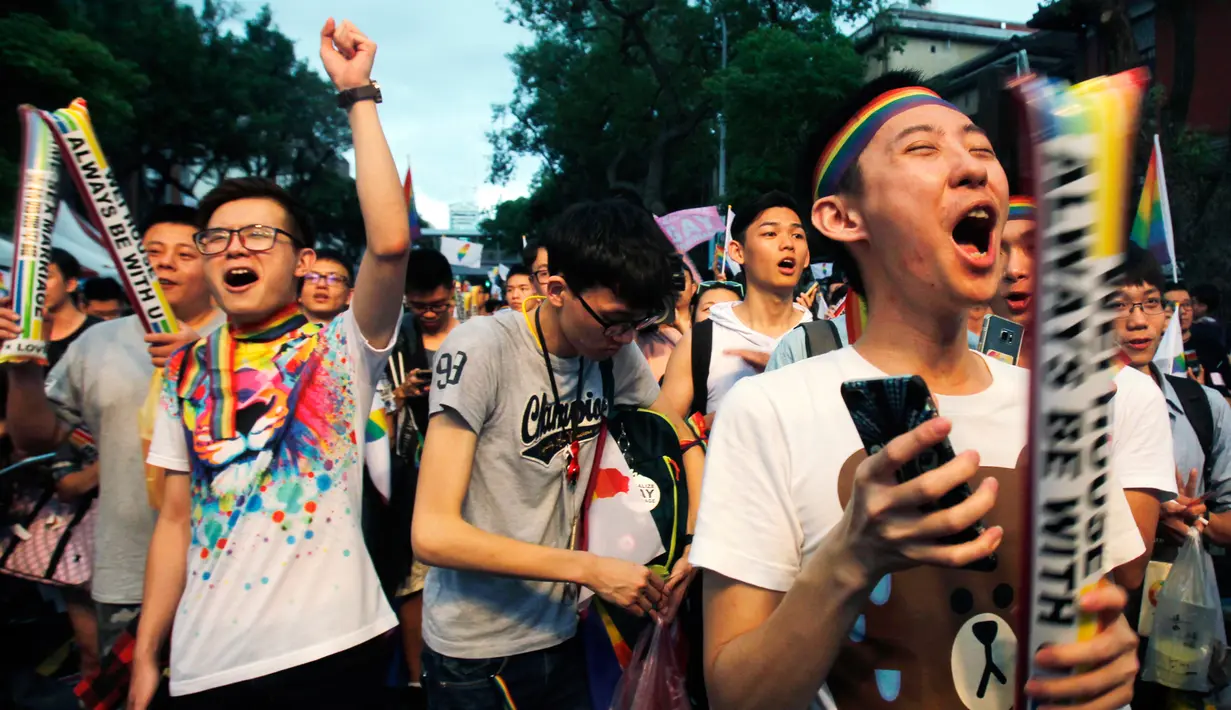 Kegembiraan kelompok pendukung pernikahan sejenis usai Mahkamah Konstitusi (MK) yang melegalkan pernikahan sejenis di Taiwan, Rabu (24/5). (AP Photo/ Chiang Y)