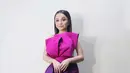 Dengan gaun panjang berwarna ungu ini, Tasya tampil anggun dan memesona. Gayanya pun selalu mendapat pujian dari para penggemar. (Liputan6.com/IG/@tasya_ratu_gopo).