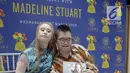 Model Madeline Stuart foto dengan penggemarnya saat meet and greet di Jakarta, Rabu (20/3). Madeline dianggap sebagai fenomena dunia modelling yang bisa mengubah pandangan dunia mengenai inklusivitas. (Liputan6.com/Faizal Fanani)