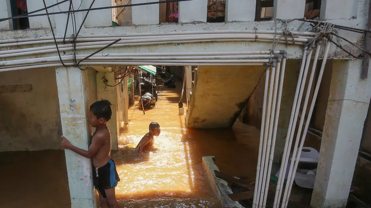 Banjir Rendam Kawasan Bidara Cina, Puluhan Orang Terpaksa Mengungsi