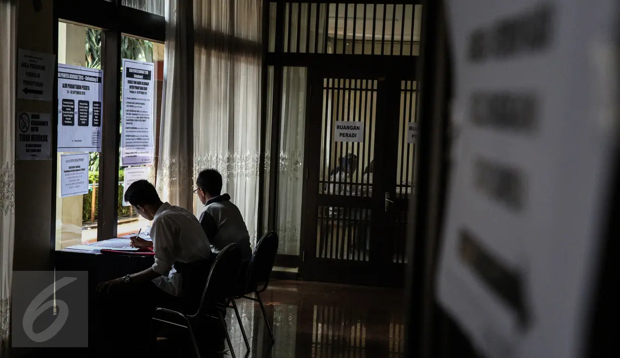 Calon peserta saat mengisi formulir pendaftaran ujian profesi Perhimpunan Advokat Indonesia (Peradi) gelombang kedua di di Gedung Serbaguna Senayan, Jakarta, Senin (14/9/2015). (Liputan6.com/Faizal Fanani)