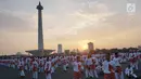 Peserta bersiap menari Poco-Poco memecahkan rekor Guinness World Records di Monas, Jakarta, Minggu (5/8). Sebanyak 61 ribu orang dari berbagai golongan berpartisipasi memecahkan rekor menari Poco-Poco. (Merdeka.com/Iqbal S. Nugroho)