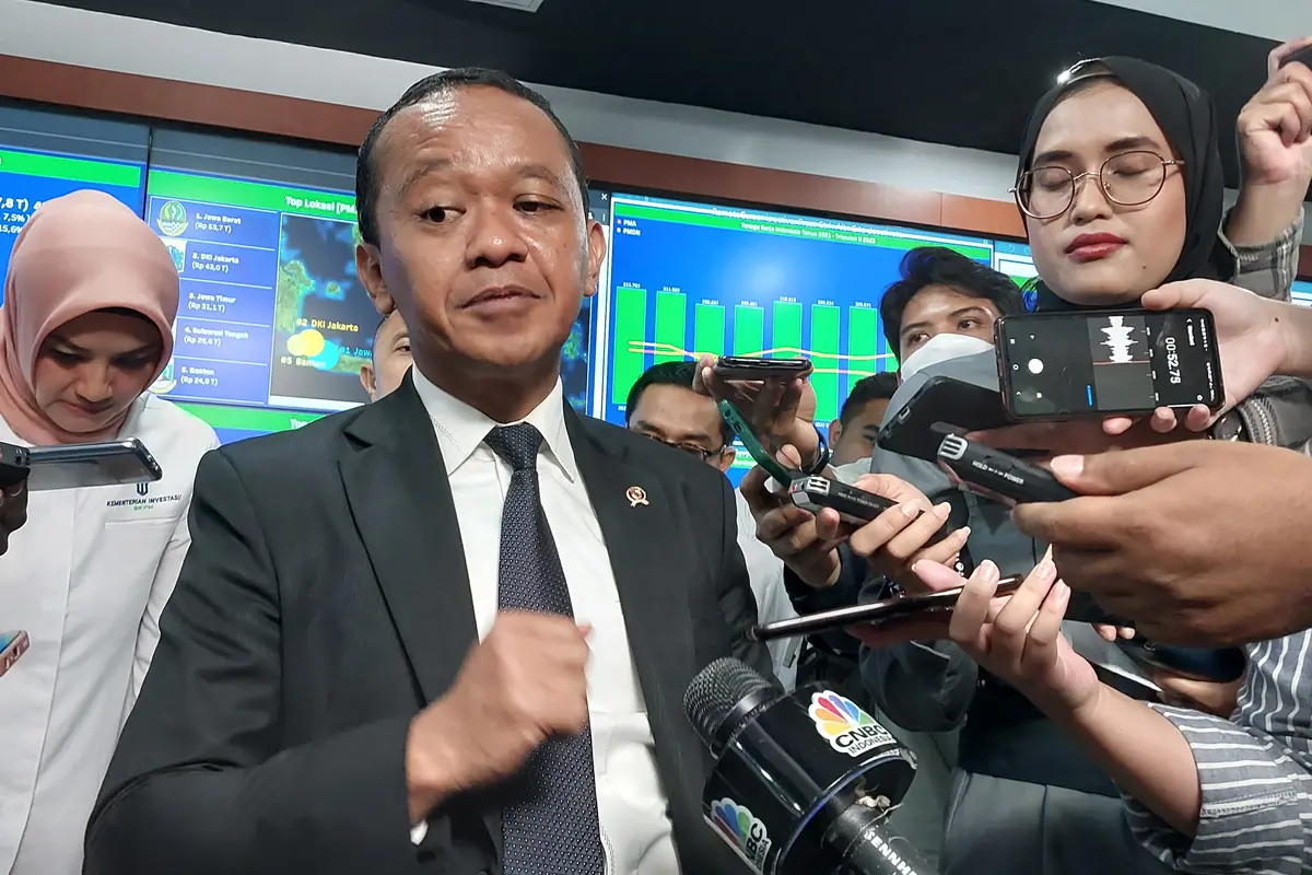 Menteri Investasi/Kepala Badan Koordinasi Penanaman Modal (BKPM) Bahlil Lahadalia  Kantor Kementerian Investasi/BKPM, Jumat (21/7/2023). Bahlil mengungkap realisasi investasi di berbagai wilayah Indonesia. (Arief/Liputan6.com)