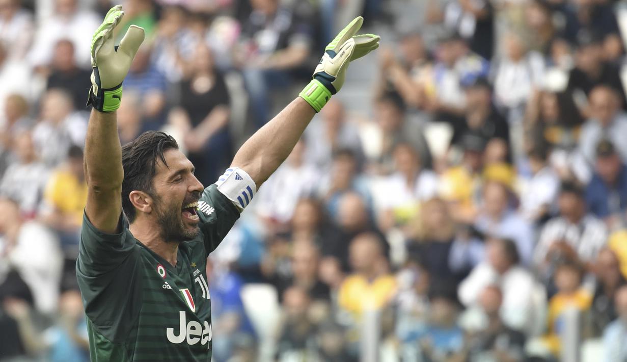 Kiper Juventus, Gianluigi Buffon, menyapa suporter usai melawan Verona pada laga Serie A Italia di Stadion Allianz, Turin, Sabtu (19/5/2018). Laga ini menjadi yang terakhir bagi Buffon setelah 17 tahun membela Juventus. (AFP/Andreas Solaro)