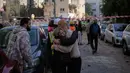 Selain korban jiwa, konflik tersebut menyebabkan kerusakan infrastruktur, serta gangguan terhadap pasar global dan penerbangan internasional. Tampak dalam foto, warga bereaksi di lokasi serangan rudal Iran di Tel Aviv, Israel, Selasa, 24 Maret 2026. (AP Photo/Ohad Zwigenberg)