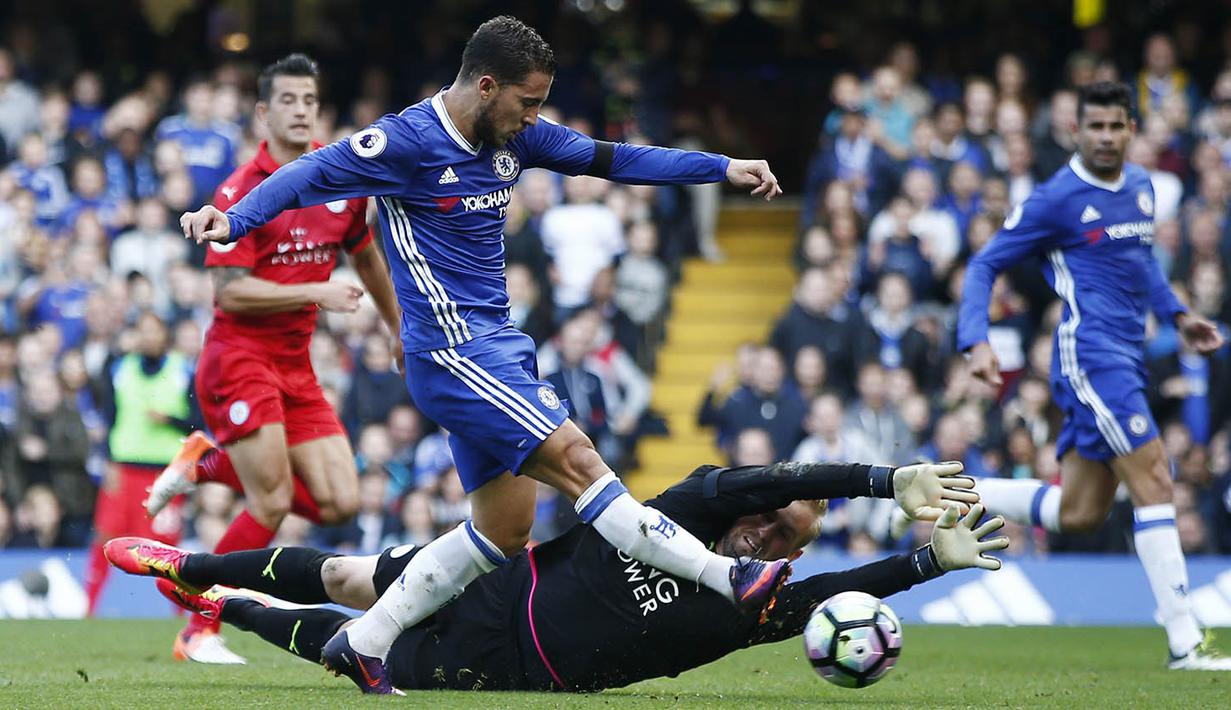 Proses gol dari gelandang Chelsea, Eden Hazard, ke gawang Leicester pada laga Premier League di Stadion Stamford Bridge, London, Sabtu (15/10/2016). Chelsea menang 3-0 atas Leicester. (Reuters/Peter Nicholls)