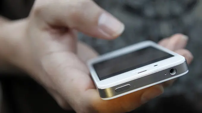 Gambar GIF yang Bikin Kamu Malas SMS di Jalan