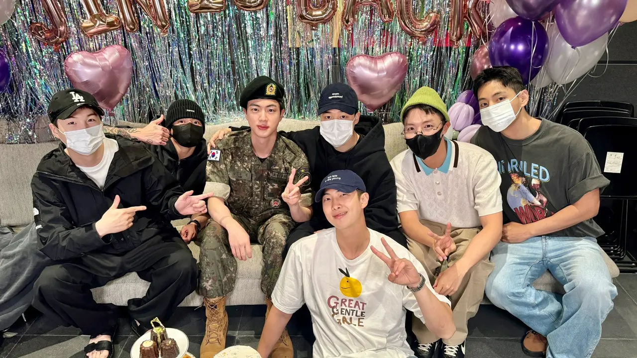 Anggota BTS menyambut kepulangan Jin dari wamil