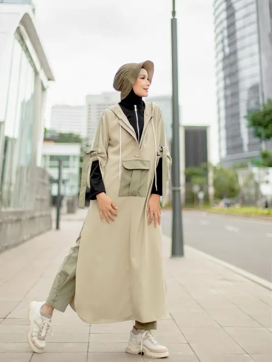 Gauya hijabers sporty dengan hijab berfitur topi perpaduan hijau dan warna nude (Foto: Instagram @sorayalarasati1)